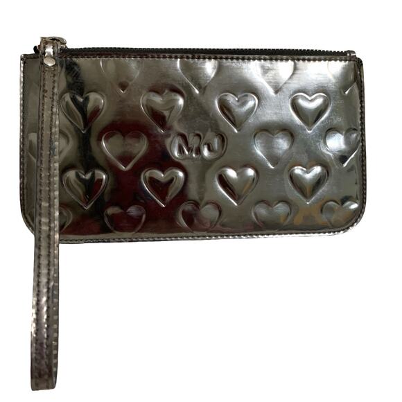 MARC JACOBS MJ Hearts Logo Embossed Silver Mirror Metallic Flat Wristlet - Picture 13 of 14